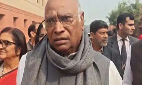 सरकार संसद में एसआईआर पर चर्चा के लिए तैयार नहीं: Mallikarjun Kharge सरकार संसद में एसआईआर पर चर्चा के लिए तैयार नहीं: Mallikarjun Kharge