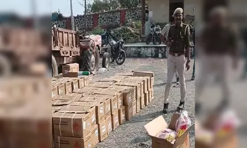 अवैध विस्फोटक सामग्री से भरी पिकअप जब्त, वाहन चालक गिरफ्तार अवैध विस्फोटक सामग्री से भरी पिकअप जब्त, वाहन चालक गिरफ्तार