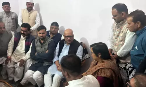 Bareilly: बीएलओ परिवार से मिले कांग्रेस प्रमुख, उठाए सवाल