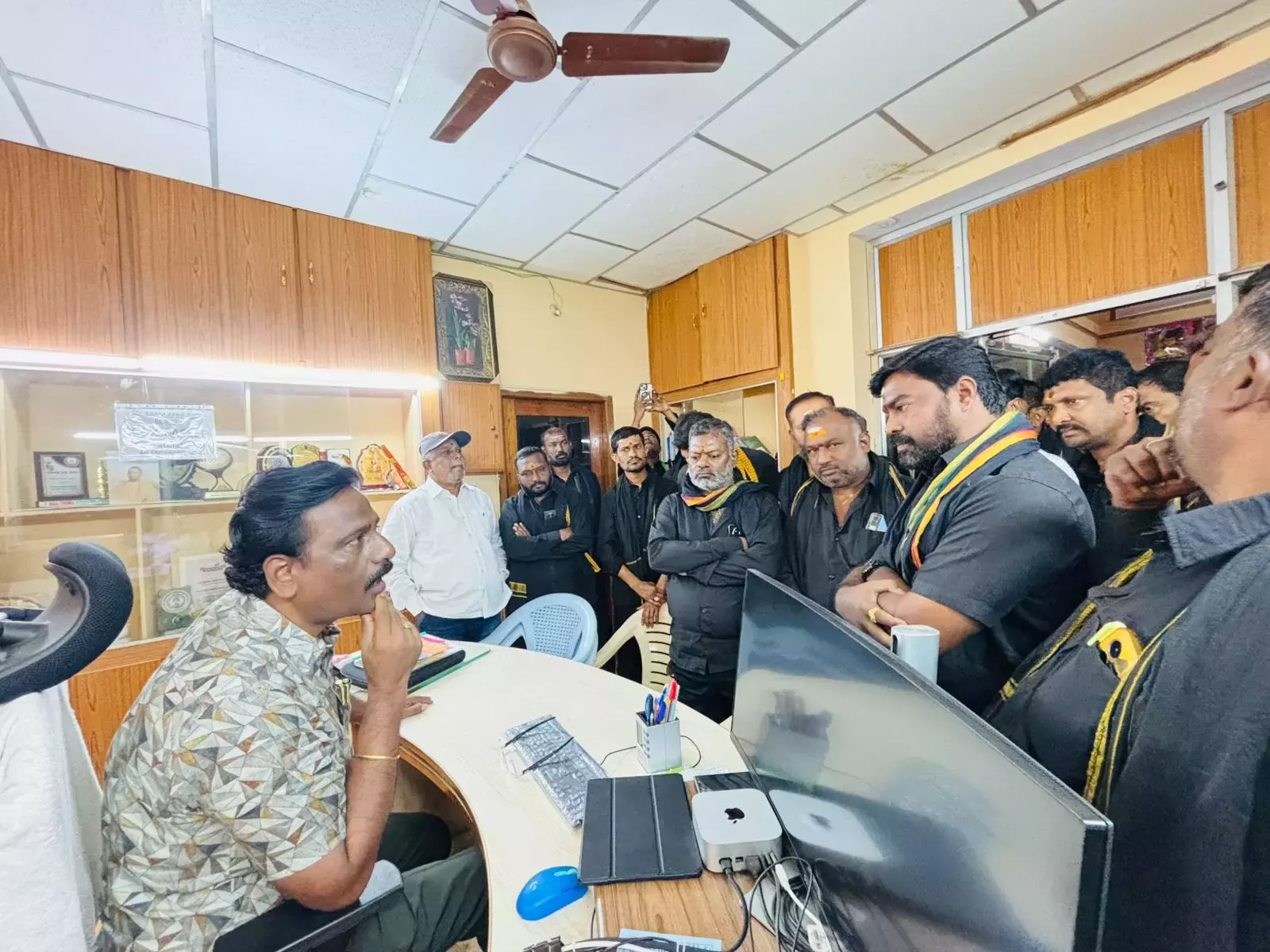 नेरेडमेट में school ने स्टूडेंट को अयप्पा दीक्षा लेने के लिए क्लास में आने से रोका नेरेडमेट में school ने स्टूडेंट को अयप्पा दीक्षा लेने के लिए क्लास में आने से रोका