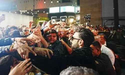 धुरंधर की रिलीज़ से पहले मुंबई में Ranveer Singh को फैंस ने घेरा धुरंधर की रिलीज़ से पहले मुंबई में Ranveer Singh को फैंस ने घेरा