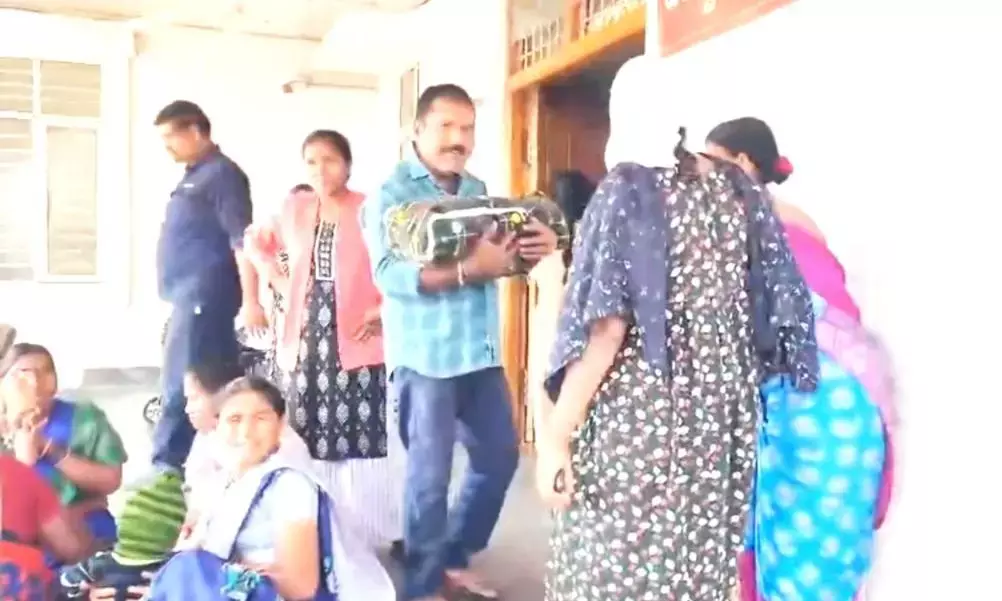 जगतियाल में MCH में अम्मा वोडी वाहन नहीं पहुंचने से नई माताएं फंसी
