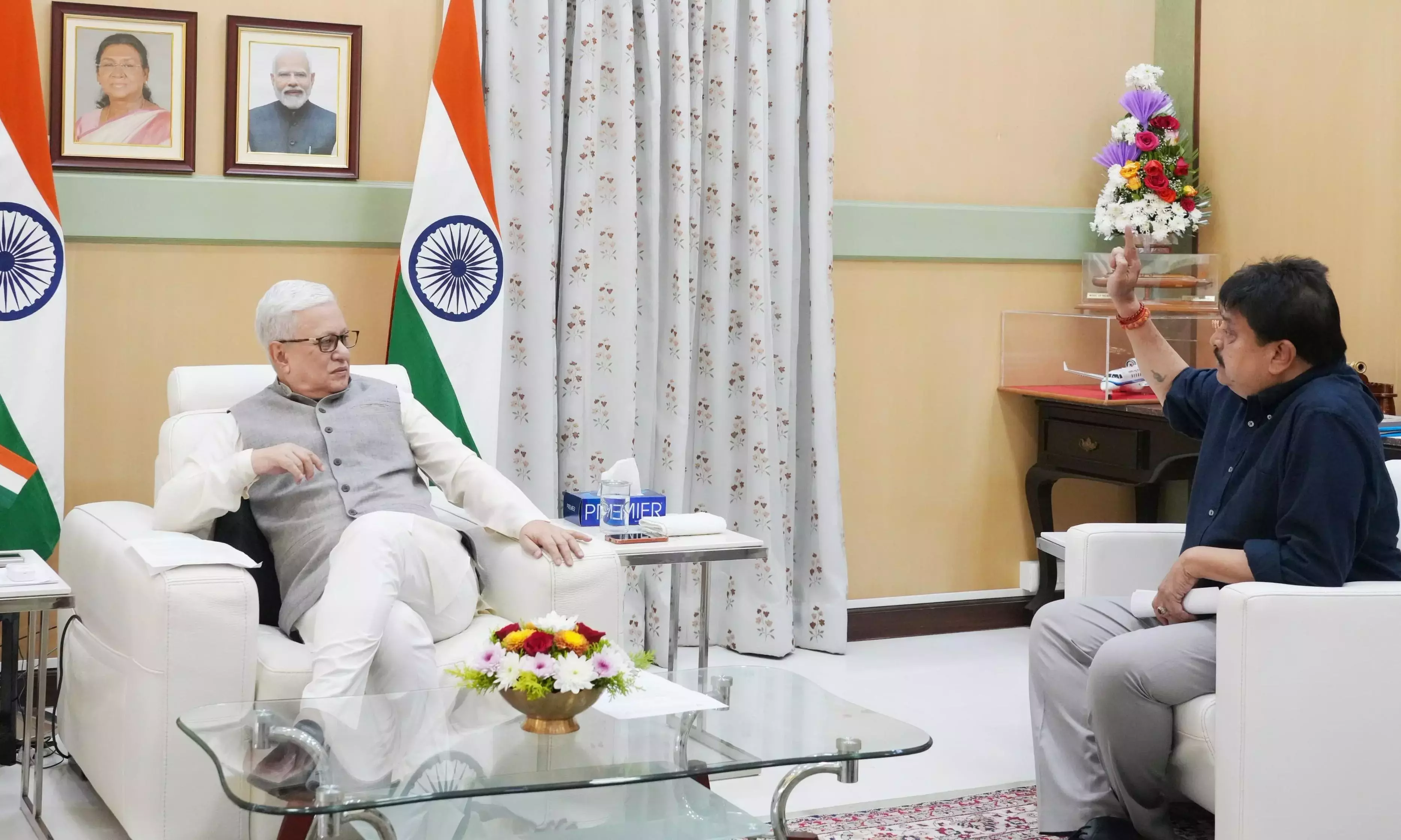 BJP ने हैदराबाद औद्योगिक नीति में 5 लाख करोड़ रुपये के भूमि घोटाले का आरोप लगाया BJP ने हैदराबाद औद्योगिक नीति में 5 लाख करोड़ रुपये के भूमि घोटाले का आरोप लगाया