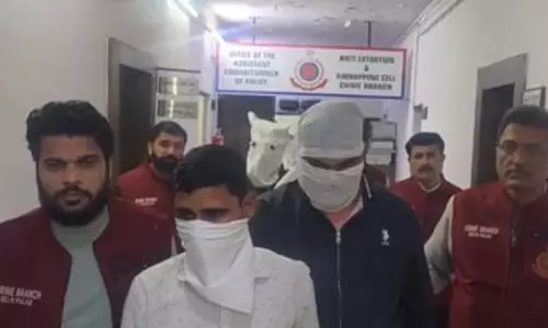एयरपोर्ट से पांच आरोपी गिरफ्तार, ट्रेनों में यात्रा के दौरान करते थे चोरी एयरपोर्ट से पांच आरोपी गिरफ्तार, ट्रेनों में यात्रा के दौरान करते थे चोरी