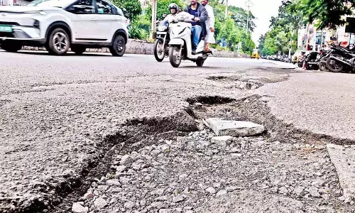 गड्ढों वाली सड़कों पर Congress सरकार की लापरवाही