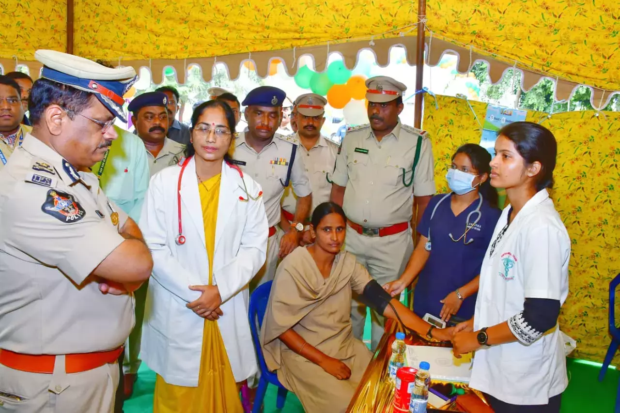 Andhra : विजयवाड़ा में होम गार्ड्स के लिए फ्री मेडिकल कैंप लगाया गया Andhra : विजयवाड़ा में होम गार्ड्स के लिए फ्री मेडिकल कैंप लगाया गया