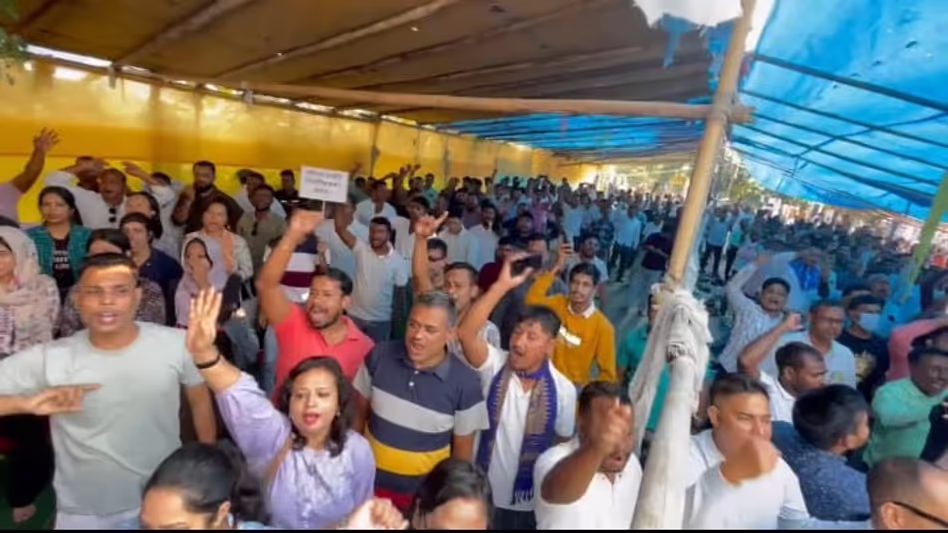 Assam में 108 मृत्युंजय के कर्मचारियों की अनिश्चितकालीन हड़ताल के कारण आपातकालीन चिकित्सा सेवाएं ठप Assam में 108 मृत्युंजय के कर्मचारियों की अनिश्चितकालीन हड़ताल के कारण आपातकालीन चिकित्सा सेवाएं ठप