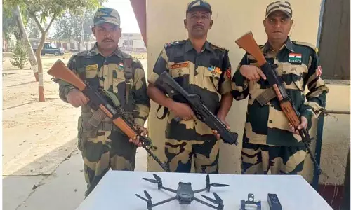 BSF ने अंतरराष्ट्रीय सीमा पर नशीले पदार्थ, हथियार और ड्रोन जब्त किए BSF ने अंतरराष्ट्रीय सीमा पर नशीले पदार्थ, हथियार और ड्रोन जब्त किए