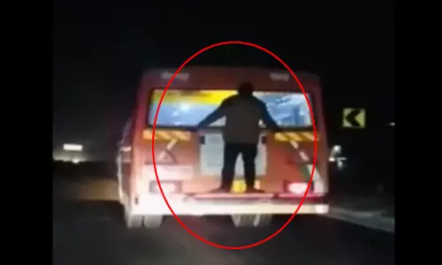 बस के पीछे खड़ा दिखा युवक, ये नजारा देख लोगों की फटी रह गई आंखें