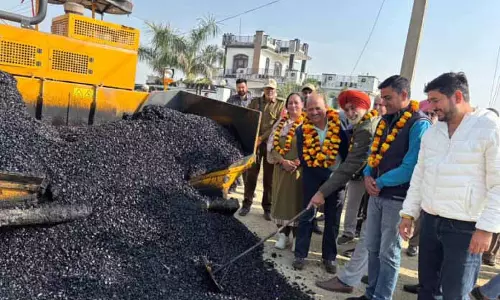 MLA ने सड़क पर तारकोल बिछाने का काम शुरू कराया MLA ने सड़क पर तारकोल बिछाने का काम शुरू कराया