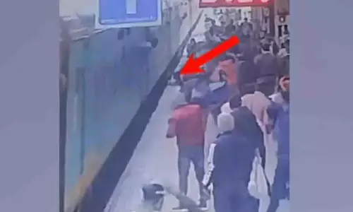 Jharsuguda स्टेशन पर चलती ट्रेन में चढ़ते समय टीचर की गिरकर मौत