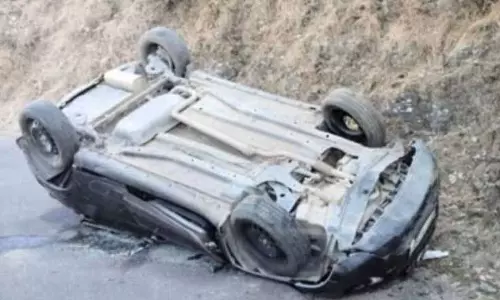 Kangra में बीर बिलिंग के पास कार खाई में गिरने से 2 लोगों की मौत Kangra में बीर बिलिंग के पास कार खाई में गिरने से 2 लोगों की मौत