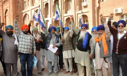 केएमएम ने Amritsar DC को ज्ञापन सौंपा, किसानों, मजदूरों से जुड़े मुद्दों का समाधान चाहा केएमएम ने Amritsar DC को ज्ञापन सौंपा, किसानों, मजदूरों से जुड़े मुद्दों का समाधान चाहा
