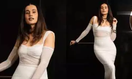 Taapsee Pannu का ऑल-व्हाइट मोनोक्रोमैटिक लुक, मिनिमलिज़्म में ड्रामा Taapsee Pannu का ऑल-व्हाइट मोनोक्रोमैटिक लुक, मिनिमलिज़्म में ड्रामा