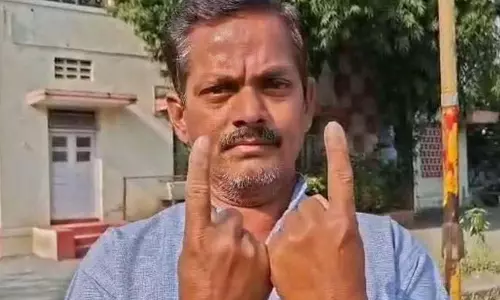 Polling Station कर्मचारी की चैट, वोटर ने बिना स्याही के वोट दिया Polling Station कर्मचारी की चैट, वोटर ने बिना स्याही के वोट दिया