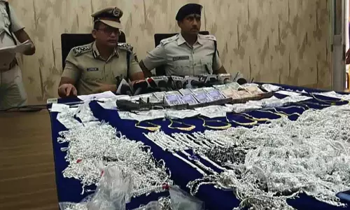 Puri डकैती: 78.96 लाख रुपये का सोना, चांदी और नकदी बरामद, चार गिरफ्तार Puri डकैती: 78.96 लाख रुपये का सोना, चांदी और नकदी बरामद, चार गिरफ्तार