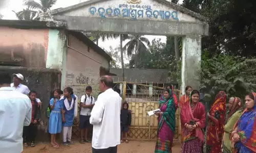 ओडिशा में SHG महिलाओं ने स्कूल बंद कर दिया