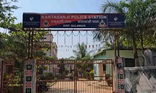 Bolangir में जुआ रैकेट का भंडाफोड़, पुलिस ने 11 लोगों को गिरफ्तार किया Bolangir में जुआ रैकेट का भंडाफोड़, पुलिस ने 11 लोगों को गिरफ्तार किया