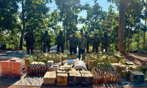 Manipur: 11 उग्रवादी गिरफ्तार, भारी मात्रा में हथियार और विस्फोटक जब्त Manipur: 11 उग्रवादी गिरफ्तार, भारी मात्रा में हथियार और विस्फोटक जब्त