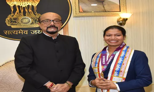 राज्यपाल रमेन डेका से मिली भारतीय महिला क्रिकेट टीम की फिजियोथेरापिस्ट आकांक्षा सत्यवंशी