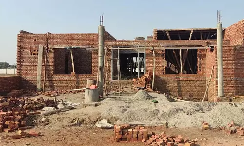 School Building कंस्ट्रक्शन पर सवाल उठे, युवक की पिटाई का आरोप