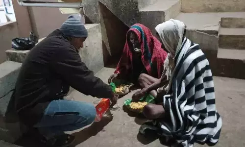 एक युवक ने बुज़ुर्ग दंपत्ति को खाना खिलाकर अपनी इंसानियत दिखाई