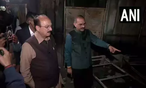 मंत्री आशीष सूद ने वसंत विहार रैन बसेरा आग प्रभावित स्थल का दौरा किया