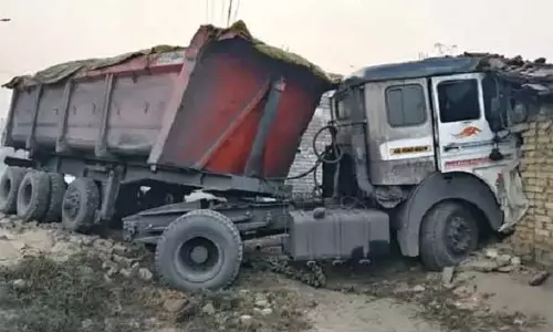 CG: तेज रफ्तार ट्रेलर मकान में जा घुसा, ग्रामीणों ने किया चक्काजाम