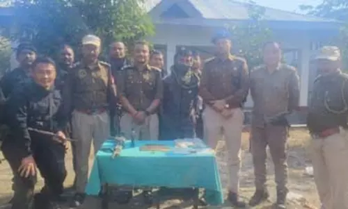 उल्फा-आई के दो उग्रवादियों ने किया आत्मसमर्पण, भारी मात्रा में हथियार बरामद उल्फा-आई के दो उग्रवादियों ने किया आत्मसमर्पण, भारी मात्रा में हथियार बरामद