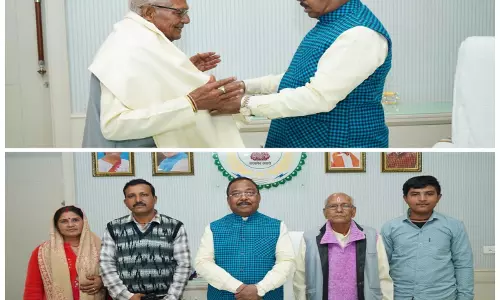 कृषिमंत्री रामविचार नेताम ने BJP जिला मंत्री सुबोध विश्वास से सौजन्य भेंट की कृषिमंत्री रामविचार नेताम ने BJP जिला मंत्री सुबोध विश्वास से सौजन्य भेंट की