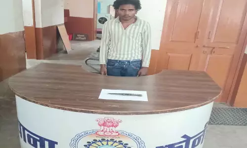 CG: राहगीरों को चाकू लहराकर डराने वाला युवक गिरफ्तार