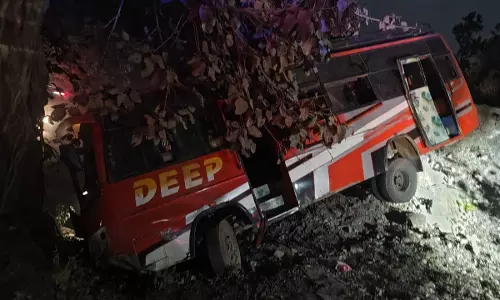 CG BREAKING: बंजारी घाट में यात्री बस अनियंत्रित होकर पलटी, 6 घायल, 2 गंभीर