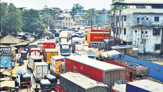 Bhiwandi में एक के बाद एक सड़क हादसों में दो बच्चों की मौत से लोगों में गुस्सा भड़क गया Bhiwandi में एक के बाद एक सड़क हादसों में दो बच्चों की मौत से लोगों में गुस्सा भड़क गया