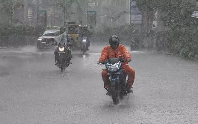 Chennai और उसके आस-पास के इलाकों में अगले 2 घंटों तक भारी बारिश जारी रहेगी Chennai और उसके आस-पास के इलाकों में अगले 2 घंटों तक भारी बारिश जारी रहेगी