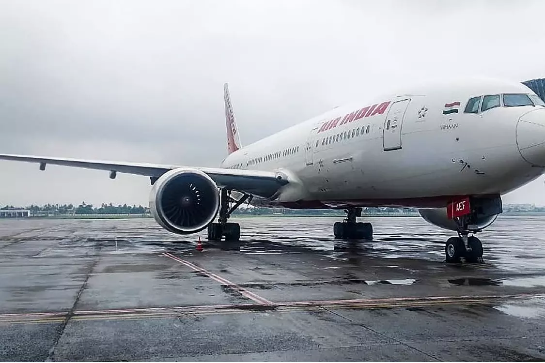 Airbus A320 की संदिग्ध उड़ान: DGCA ने एयर इंडिया से मांगा जवाब Airbus A320 की संदिग्ध उड़ान: DGCA ने एयर इंडिया से मांगा जवाब