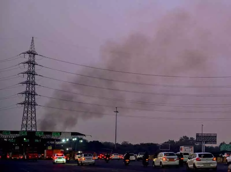 Delhi pollution: पराली नहीं, ट्रैफिक है मुख्य कारण Delhi pollution: पराली नहीं, ट्रैफिक है मुख्य कारण