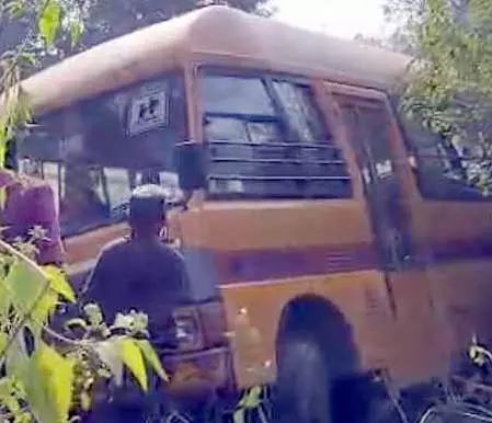स्कूल बस का ब्रेक फेल, जशपुर में बड़ा हादसा स्कूल बस का ब्रेक फेल, जशपुर में बड़ा हादसा
