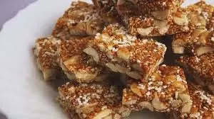 Til-Moongfali Ki Barfi: ठंड के दिनों में झटपट बनाएं तिल-मूंगफली की बर्फी Til-Moongfali Ki Barfi: ठंड के दिनों में झटपट बनाएं तिल-मूंगफली की बर्फी