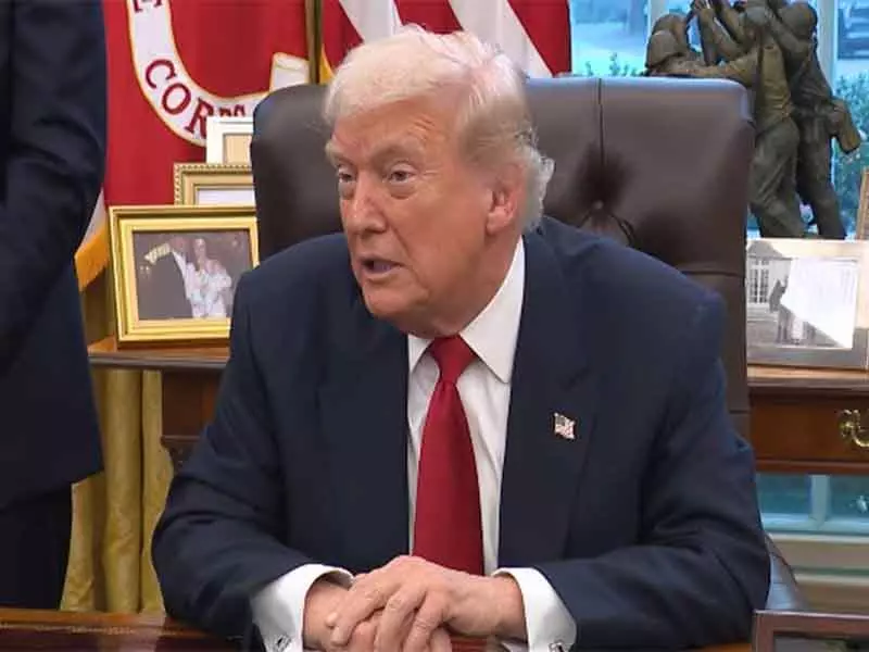 US स्ट्राइक पर सवालों के बीच डोनाल्ड ट्रंप ने वेनेजुएला पर ओवल ऑफिस में मीटिंग की US स्ट्राइक पर सवालों के बीच डोनाल्ड ट्रंप ने वेनेजुएला पर ओवल ऑफिस में मीटिंग की