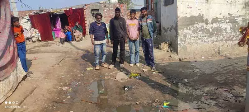 Tarn Taran के प्रीतनगर इलाके में पीने के पानी की सप्लाई और दूसरी नागरिक सुविधाएं नहीं हैं Tarn Taran के प्रीतनगर इलाके में पीने के पानी की सप्लाई और दूसरी नागरिक सुविधाएं नहीं हैं