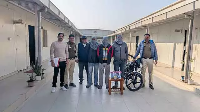 स्वरूप नगर में बैंक से बुजुर्ग से 3.5 लाख लूटे, तीन गिरफ्तार स्वरूप नगर में बैंक से बुजुर्ग से 3.5 लाख लूटे, तीन गिरफ्तार
