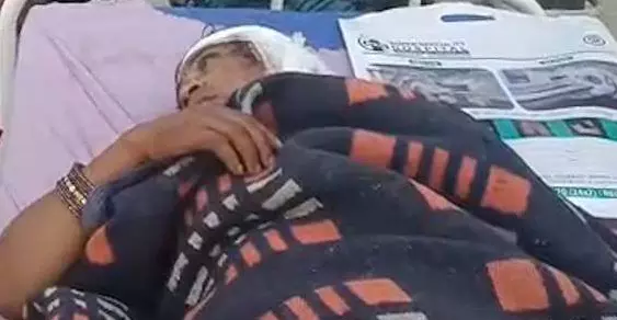 ठर्रे सनकी ने परिवार पर किया हमला, पत्नी की हालत नाजुक ठर्रे सनकी ने परिवार पर किया हमला, पत्नी की हालत नाजुक