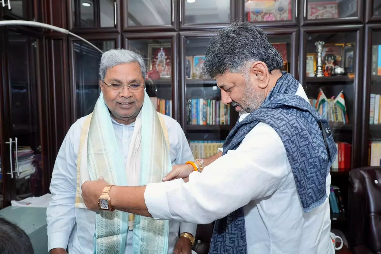Karnataka राजनीतिक हलचल: सिद्धारमैया ने शिवकुमार को दिया राजनीतिक भरोसा Karnataka राजनीतिक हलचल: सिद्धारमैया ने शिवकुमार को दिया राजनीतिक भरोसा