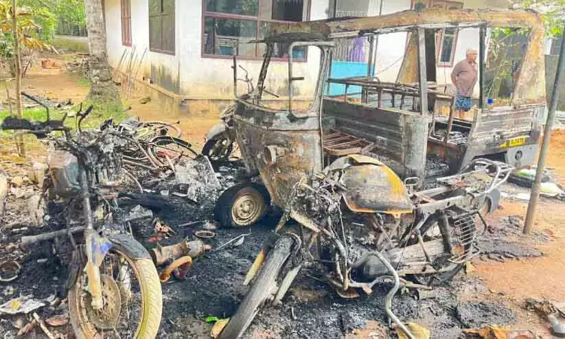 BJP कार्यकर्ता के घर पर खड़ी गाड़ियों में आग लगा दी गई BJP कार्यकर्ता के घर पर खड़ी गाड़ियों में आग लगा दी गई