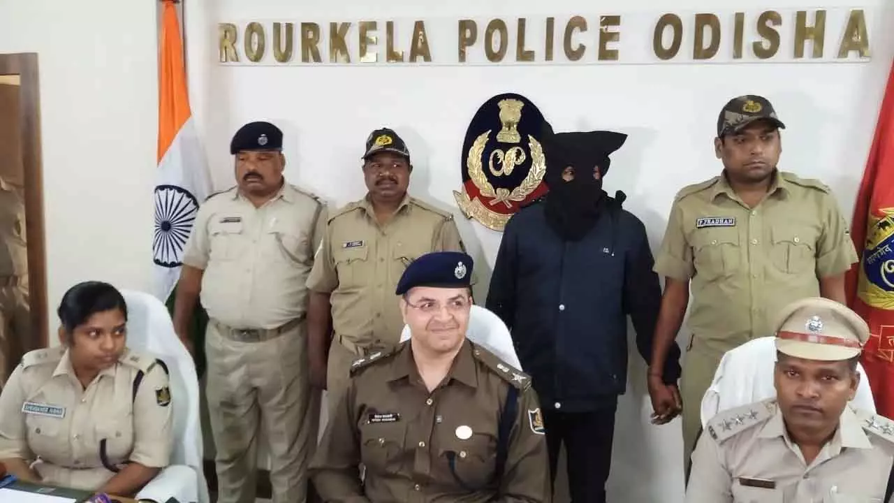 Rourkela पुलिस ने कुख्यात अपराधी को गिरफ्तार किया, 35 तलवारों समेत हथियार जब्त Rourkela पुलिस ने कुख्यात अपराधी को गिरफ्तार किया, 35 तलवारों समेत हथियार जब्त