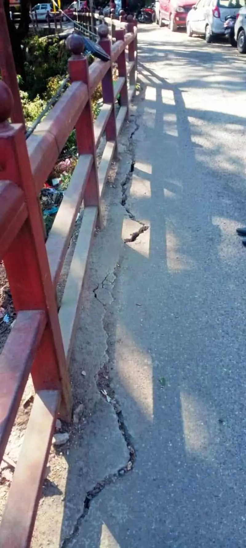 Shimla के बोइल्यूगंज इलाके में धंस रही सड़क का जियोलॉजिकल सर्वे नगर निगम करेगा Shimla के बोइल्यूगंज इलाके में धंस रही सड़क का जियोलॉजिकल सर्वे नगर निगम करेगा