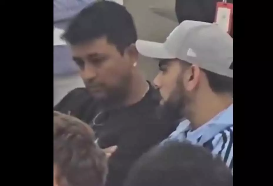 विराट कोहली और सेलेक्टर के बीच हो रही बातचीत का वीडियो वायरल विराट कोहली और सेलेक्टर के बीच हो रही बातचीत का वीडियो वायरल