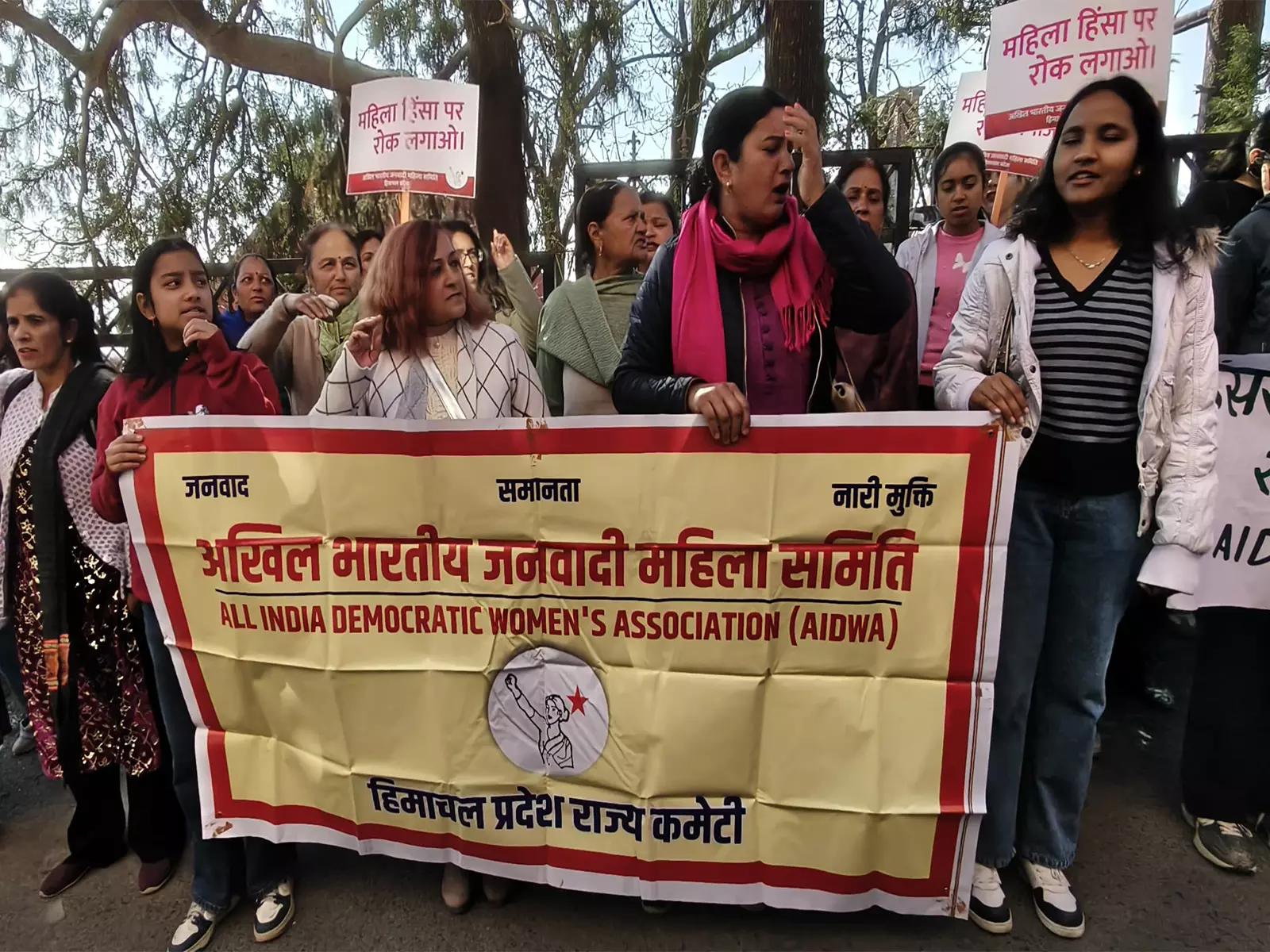 नाबालिग से यौन उत्पीड़न के आरोपों पर महिलाओं ने शिमला में BJP MLA हंस राज के इस्तीफे की मांग की नाबालिग से यौन उत्पीड़न के आरोपों पर महिलाओं ने शिमला में BJP MLA हंस राज के इस्तीफे की मांग की