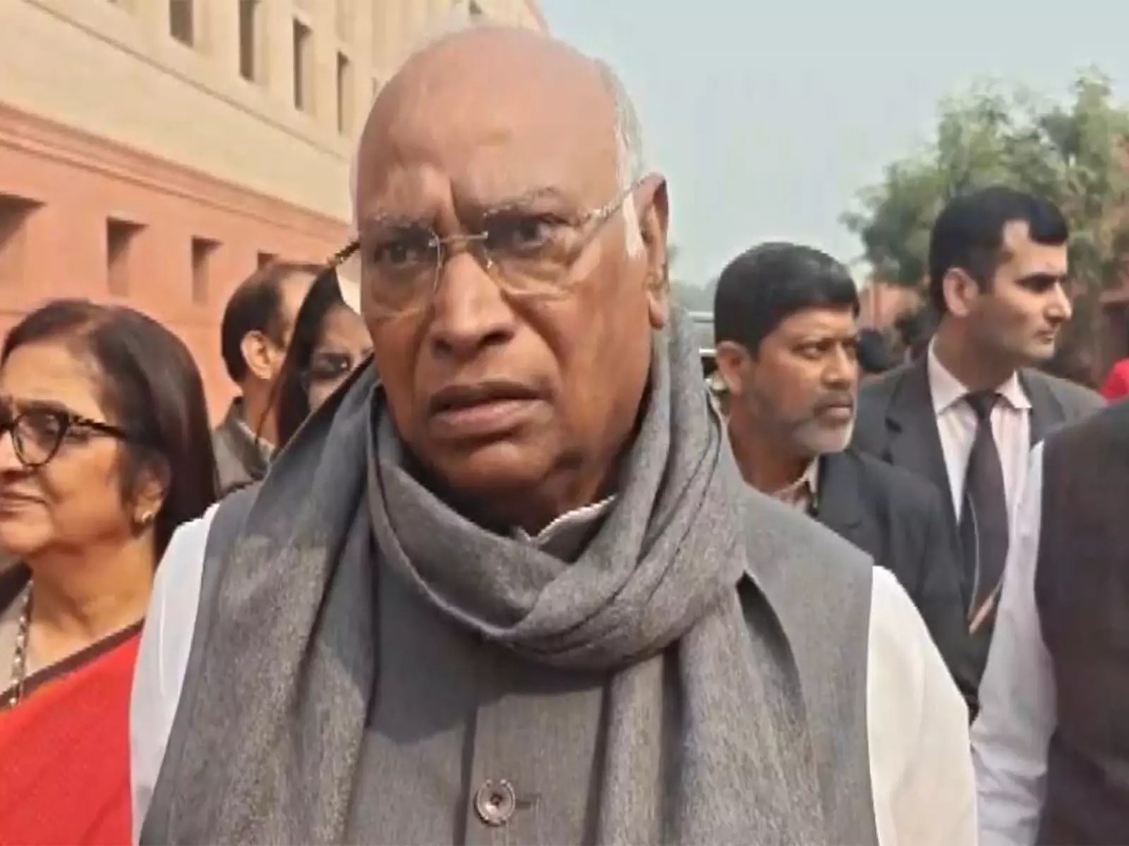 सरकार संसद में एसआईआर पर चर्चा के लिए तैयार नहीं: Mallikarjun Kharge सरकार संसद में एसआईआर पर चर्चा के लिए तैयार नहीं: Mallikarjun Kharge