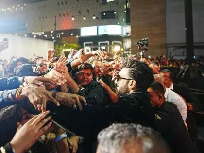 धुरंधर की रिलीज़ से पहले मुंबई में Ranveer Singh को फैंस ने घेरा धुरंधर की रिलीज़ से पहले मुंबई में Ranveer Singh को फैंस ने घेरा
